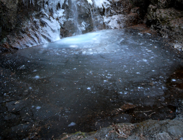 凍結した滝壺